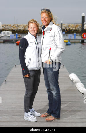 Die Mitglieder des britischen olympischen Segelteams in der Klasse 470 Hannah Mills (links) und Saskia Clarke an der Weymouth and Portland National Sailing Academy, dem Veranstaltungsort der Olympischen Spiele 2012 in London. Stockfoto