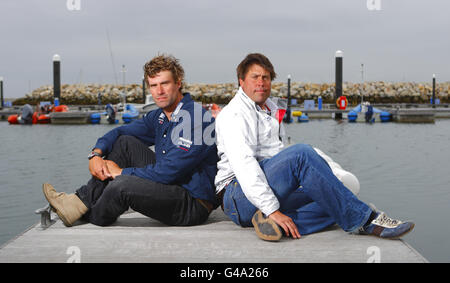 Die Mitglieder des britischen olympischen Segelteams in der Star-Klasse Iain Percy und Andrew Simpson (rechts) an der Weymouth and Portland National Sailing Academy, dem Veranstaltungsort der Olympischen Spiele 2012 in London. Stockfoto