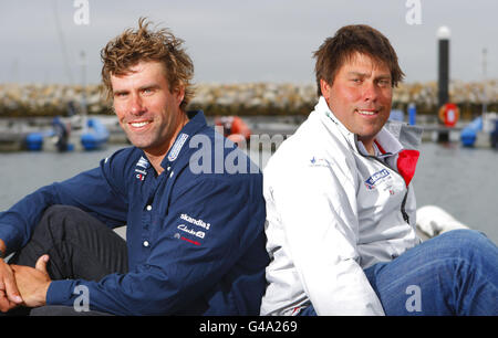 Die Mitglieder des britischen olympischen Segelteams in der Star-Klasse Iain Percy und Andrew Simpson (rechts) an der Weymouth and Portland National Sailing Academy, dem Veranstaltungsort der Olympischen Spiele 2012 in London. Stockfoto