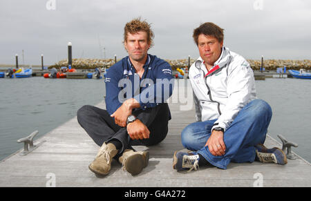 Die Mitglieder des britischen olympischen Segelteams in der Star-Klasse Iain Percy und Andrew Simpson (rechts) an der Weymouth and Portland National Sailing Academy, dem Veranstaltungsort der Olympischen Spiele 2012 in London. Stockfoto