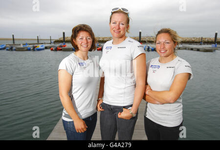 Mitglieder des britischen olympischen Segelteams beim Match Racing Event (von links nach rechts) Lucy Macgregor, Annie Lush und Kate MacGregor an der Weymouth and Portland National Sailing Academy, dem Segelort der Olympischen Spiele 2012 in London. Stockfoto