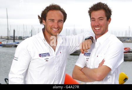 Die Mitglieder des britischen Olympic-Segelteams in der Klasse 470 Elliott Willis (links) und Nic Asher an der Weymouth and Portland National Sailing Academy, dem Veranstaltungsort der Olympischen Spiele 2012 in London. Stockfoto