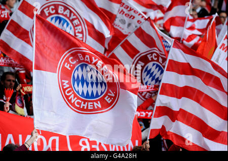 Wehende Fahnen, Bayern München Fans, DFB-Pokalfinale, BVB oder Borussia Dortmund Vs FC Bayern München 5-2, 12.05.2012, Olympiastadion Stockfoto