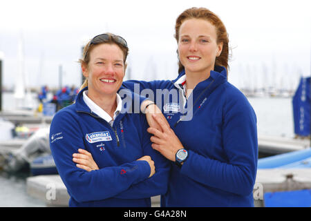 Die Mitglieder des britischen olympischen Segelteams in der Klasse 470 Penny Clark (links) und Kat Hughes an der Weymouth and Portland National Sailing Academy, dem Segelort der Olympischen Spiele 2012 in London. Stockfoto