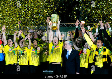 Jubel, Dortmund-Spieler mit dem Cup, DFB-Pokalfinale, BVB oder Borussia Dortmund Vs FC Bayern München 5-2, 12.05.2012 Stockfoto