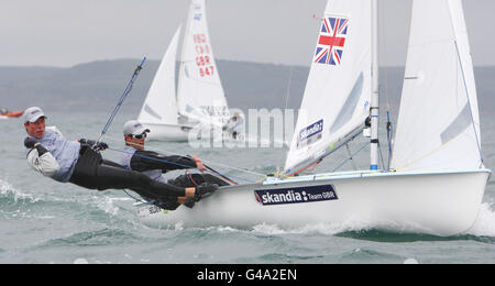 Die Mitglieder des britischen olympischen Segelteams der Klasse 470, Luke Patience, und Stuart Bithell (links), waren an der Weymouth and Portland National Sailing Academy, dem Segelort der Olympischen Spiele 2012 in London, zu sehen. Stockfoto