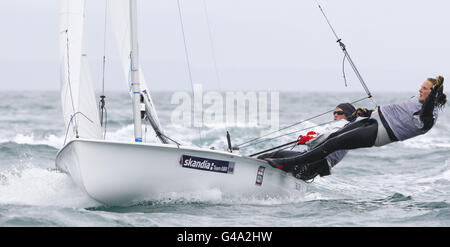 Die Mitglieder des britischen olympischen Segelteams in der Klasse 470 Penny Clark (links) und Kat Hughes an der Weymouth and Portland National Sailing Academy, dem Segelort der Olympischen Spiele 2012 in London. Stockfoto