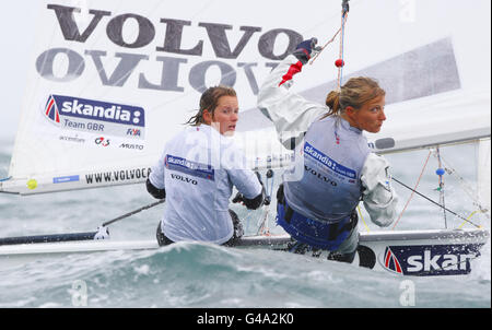 Die Mitglieder des britischen olympischen Segelteams in der Klasse 470 Hannah Mills (links) und Saskia Clarke an der Weymouth and Portland National Sailing Academy, dem Veranstaltungsort der Olympischen Spiele 2012 in London. Stockfoto