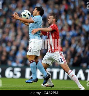 Fußball - Barclays Premier League - Manchester City / Stoke City - City of Manchester Stadium. Carlos Tevez von Manchester City (links) und Marc Wilson von Stoke City kämpfen um den Ball Stockfoto