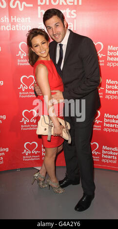 Rachel Stevens und ihr Mann Alex Bourne kommen bei der British Heart Foundation „Tunnel of Love“-Party im Victoria House in Holborn im Zentrum von London an. Stockfoto