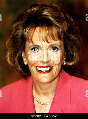 PA NEWS PHOTO 4/2/98 TALKSHOW-MODERATORIN ESTHER RANTZEN IN LONDON KEHRT NACH EINER KRANKHEIT, DIE SIE WÄHREND IHRER ARBEIT IN AFRIKA BEKAM, INS FERNSEHEN ZURÜCK 16/04/02: Stockfoto