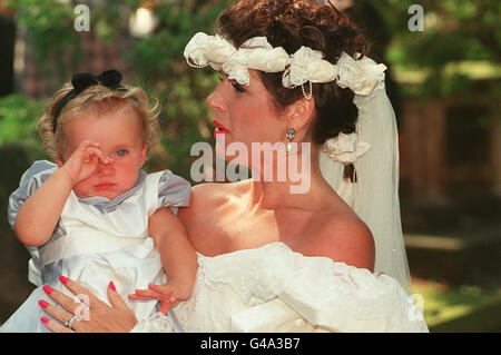 PA-NEWS FOTO 31.08.91 DENISE GYNGELL MIT TOCHTER TONI (IM ALTER VON 2), DIE WÄHREND IHRER HOCHZEIT UM SONGWRITER PETE WATERMAN AN ALL SAINTS CHURCH DARESBURY, WARRINGTON EINGESCHLAFEN BIN Stockfoto