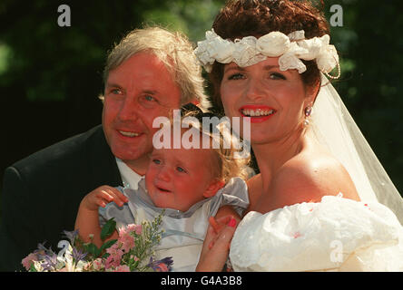 PA NEWS PHOTO 31/8/91 DENISE GYNGELL MIT TOCHTER TONI (2 JAHRE) WÄHREND IHRER HOCHZEIT MIT DEM SONGWRITER PETE WATERMAN IN DER ALL SAINTS CHURCH DARESBURY, WARRINGTON Stockfoto