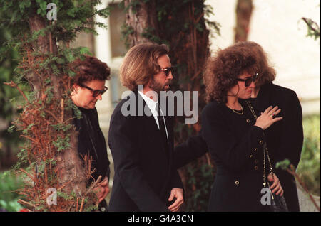 PA-NEWS FOTO 28.03.91 ROCK LEGENDE ERIC CLAPTON MIT SCHAUSPIELERIN LORI DEL BEI DER BEERDIGUNG IN ST. MARIA MAGDALENA KIRCHE, RIPLEY, SURREY FÜR IHREN SOHN CONOR (4 JAHRE ALT) STARB VOR ACHT TAGEN, ALS ER VON EINEM WOLKENKRATZER FIEL, IN NEW YORK. Stockfoto