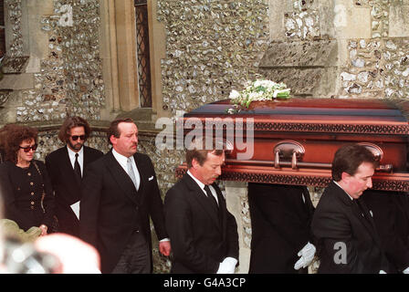 PA-NEWS FOTO 28.03.91 ROCK LEGENDE ERIC CLAPTON MIT SCHAUSPIELERIN LORI DEL BEI DER BEERDIGUNG IN ST. MARIA MAGDALENA KIRCHE, RIPLEY, SURREY FÜR IHREN SOHN CONOR (4 JAHRE ALT) STARB VOR ACHT TAGEN, ALS ER VON EINEM WOLKENKRATZER FIEL, IN NEW YORK. Stockfoto