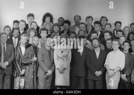 Der Prinz und die Prinzessin von Wales stehen vor dem Konzert in der Royal Albert Hall in London bei der Rock-Gala des Prince's Trust an. (Vordere Reihe, L-R) die Brüder Robin und Maurice Gibb, Phil Collins, Eric Clapton und Midge Ure von „Bee Gees“. Barry Gibb, der Bruder von Bee Gees, ist der fünfte linke, zweite hintere Reihe. Stockfoto