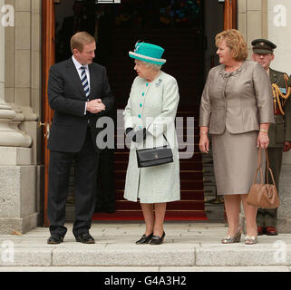 Königin Elizabeth II. Trifft den irischen Taoiseach Enda Kenny und seine Frau Fionnala Kenny (rechts) am zweiten Tag ihres Staatsbesuchs in Irland in Regierungsgebäuden. Stockfoto