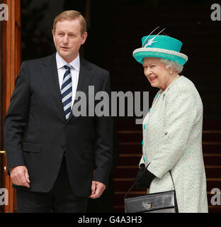 Königin Elizabeth II. Trifft den irischen Taoiseach Enda Kenny am zweiten Tag ihres Staatsbesuches in Irland in Regierungsgebäuden. Stockfoto