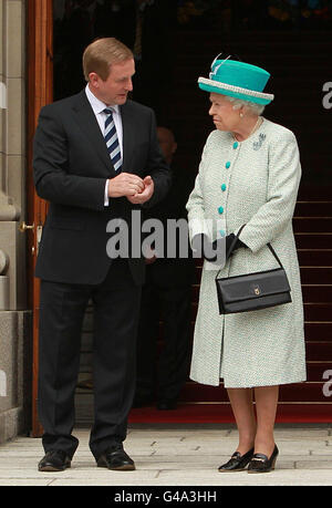 Königin Elizabeth II. Trifft den irischen Taoiseach Enda Kenny am zweiten Tag ihres Staatsbesuches in Irland in Regierungsgebäuden. Stockfoto