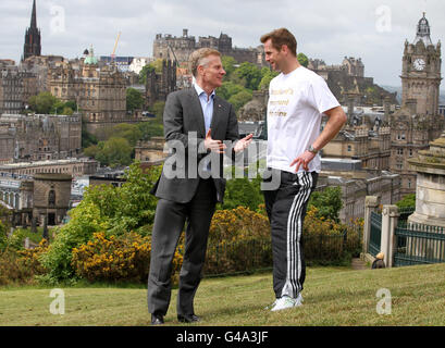 Der schottische Rugby-Spieler Chris Pherson (rechts) und LOCOG-Chef Paul Deighton helfen beim Start der schottischen Etappe der Olympischen Fackellauf in London 2012 auf Calton Hill in Edinburgh, Schottland. Stockfoto