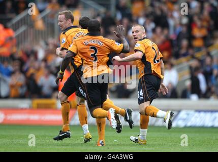 Fußball - Barclays Premier League - Wolverhampton Wanderers gegen Blackburn Rovers - Molineux. Jamie O'Hara von Wolverhampton Wanderers (rechts) feiert mit Teamkollege George Elokobi, nachdem er das erste Tor seiner Mannschaft erzielt hat Stockfoto