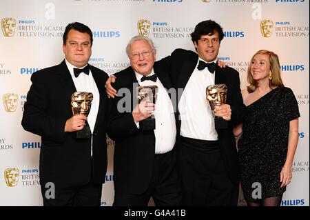 SIAs Wilson, David Attenborough, Anthony Geffen und Celia Taylor mit dem Specialist Factual Award bei den Philips British Academy Television Awards im Grosvenor House, 90 Park Lane, London. Stockfoto