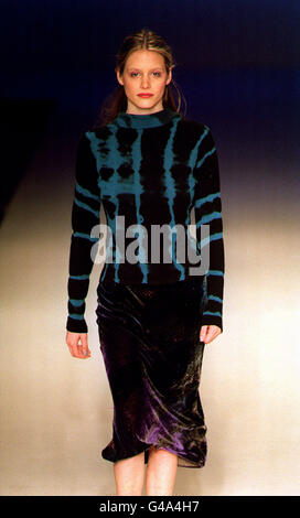 PA NEWS FOTO 23/2/98 EIN MODELL AUF DEM LAUFSTEG FÜR DESIGNER BEN DE LISI IM NATURHISTORISCHEN MUSEUM FÜR LONDON FASHION WEEK Stockfoto