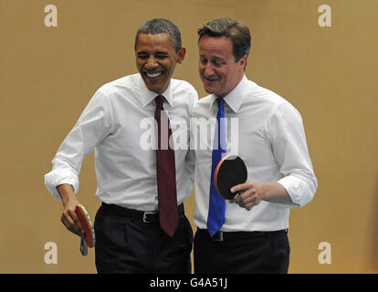 US-Präsident Barack Obama (links) und der britische Premierminister David Cameron spielen Tischtennis in der Globe Academy im Süden Londons, während der Präsident zu einem dreitägigen Staatsbesuch in Großbritannien aufbricht. Stockfoto