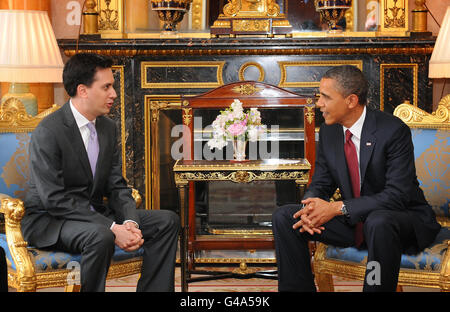 US-Präsident Barack Obama trifft sich mit dem Labour-Vorsitzenden Ed Miliband am ersten Tag des Staatsbesuchs des Präsidenten in London im Buckingham Palace im Zentrum von London. Stockfoto