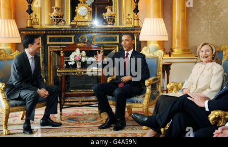 US-Präsident Barack Obama trifft sich mit dem Labour-Vorsitzenden Ed Miliband am ersten Tag des Staatsbesuchs des Präsidenten in London im Buckingham Palace im Zentrum von London, wie US-Außenministerin Hillary Clinton anschaut. Stockfoto