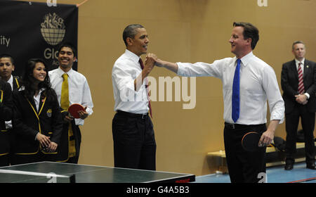 US-Präsident Barack Obama (links) und der britische Premierminister David Cameron spielen Tischtennis in der Globe Academy im Süden Londons, während der Präsident zu einem dreitägigen Staatsbesuch in Großbritannien aufbricht. Stockfoto