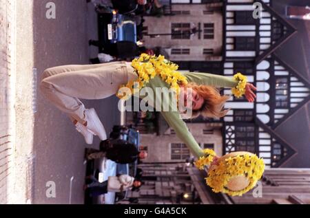 Fernsehmoderatorin und ehemalige Turnerin Suzanne Dando startet heute (Montag) den „Golden Daffodil Day“ von Marie Curie Cancer Care in Zusammenarbeit mit Laura Ashley vor ihrer Niederlassung in der Argyll Street im Zentrum von London. Foto von Tony Harris/PA Stockfoto