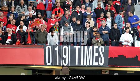 Allgemeine Ansicht eines Banners im Stretford-Ende bei Old Trafford, das "19 mal" in Bezug auf die Anzahl der Liga-Titel von Manchester United gewonnen liest. Stockfoto