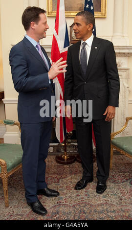 Der stellvertretende Premierminister Nick Clegg (links) spricht mit dem amerikanischen Präsidenten Barack Obama in der Downing Street 10 in London. Stockfoto