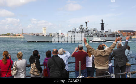 Freunde und Familie der Crew winken zur HMS Edinburgh, als sie den Hafen von Portsmouth verlässt und für einen siebenmonatigen Einsatz in den Südatlantik fährt. Sie wird auf den britischen Südatlantischen Inseln patrouillieren, einschließlich der Falkland und Südgeorgien. Stockfoto