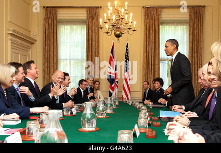 Der amerikanische Präsident Barack Obama (5. Rechts) trifft sich während eines Treffens mit Premierminister David Cameron (3. Links) und anderen Delegierten in der Downing Street 10, London. DRÜCKEN SIE VERBANDSFOTO. Bilddatum: Mittwoch, 25. Mai 2011. Siehe PA Geschichte ROYAL Obama. Bildnachweis sollte lauten: Leon Neal/PA Wire Stockfoto