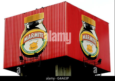 Ein Schild in der Unilever Marmite Fabrik in Burton auf Trent, Stafffordshire, da die Vitamin-angereicherte Marmite Verbreitung in Dänemark verboten wurde. Stockfoto