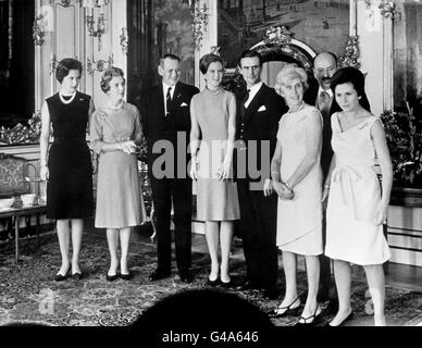 Von links nach rechts: Königin Ingrid, König Frederik, Prinzessin Margethe, Graf Henri, Gräfin und Graf Andre de Monpezat und ihre Tochter Madam Bardin, die die Verlobung von Kronprinzessin Margrethe mit Graf Henri feiern Stockfoto