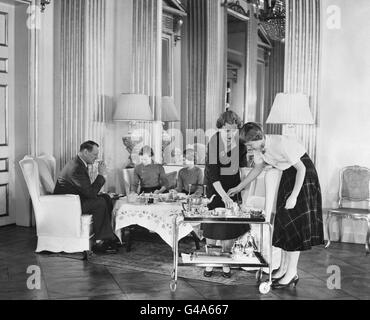 König Frederik IX. Und Königin Ingrid mit Prinzessin Margrethe, Prinzessin Anne-Marie und Benedikte beim Nachmittagstee in der Winterresidenz der königlichen Familie, dem Schloss Amalienborg in Kopenhagen Stockfoto