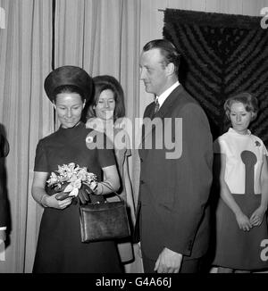 Kronprinz Harald von Norwegen sieht seine elegante Ehefrau, Kronprinzessin Sonja, während ihres ersten offiziellen Engagements in Großbritannien seit ihrer Hochzeit, als sie das Norway Trade Center in der Pall Mall, London, eröffneten. Stockfoto