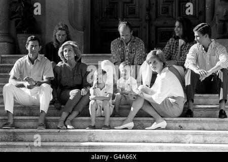 Der sechsjährige Prinz William schützt seine Augen vor dem spanischen Sonnenschein, als er mit seinem Bruder Prinz Harry, der Mutter der Prinzessin von Wales (unten rechts) und Vater des Prinzen von Wales (links) für Fotos auf den Stufen des Marivent Palace posiert. Mit ihnen sind König Juan Carlos (Mitte) und Königin Sofia von Spanien und ihre Kinder, die Infanten Cristina und Elena und Prinz Bergau. Stockfoto