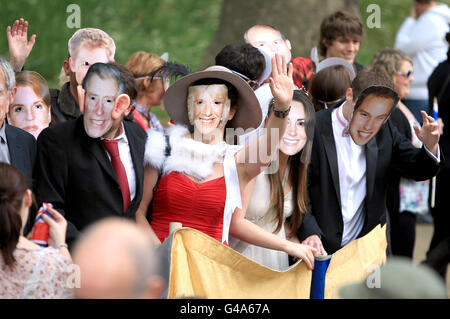 Die Königliche Hochzeit. Mitglieder der Öffentlichkeit tragen königliche Masken auf der Mall Stockfoto