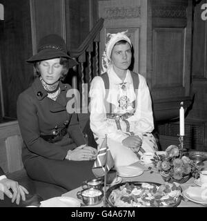 Kronprinzessin Sonja von Norwegen, links, in St. Olavs Kirke, Rotherhithe, London. Die Prinzessin eröffnete den jährlichen Basar für den Norwegian Ladies' Club und die Norwegian's Seamen's Church in London. Stockfoto