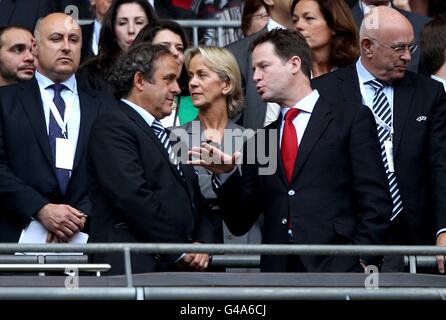 Fußball - UEFA Champions League - Finale - Barcelona / Manchester United - Wembley Stadium. UEFA-Präsident Michel Platini (links) und stellvertretender Premierminister Nick Clegg (rechts) auf der Tribüne Stockfoto