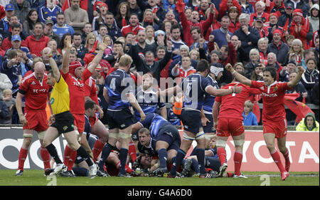 Rugby Union - Magners League - Finale - Münster / Leinster - Thomond Park Stadium. Munster feiert die Vergabe eines Strafversuchs gegen Leinster während des Magners League Finales im Thomond Park Stadium, Limerick, Irland. Stockfoto