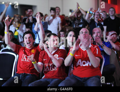 Fans von Manchester United sehen das Champions League Finale auf den großen Leinwänden im Lancashire Cricket Club, Old Trafford, Manchester. Stockfoto