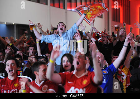 Fans von Manchester United sehen das Champions League Finale auf den großen Leinwänden im Lancashire Cricket Club, Old Trafford, Manchester. Stockfoto