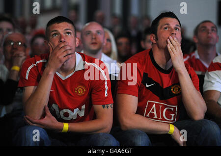 Fans von Manchester United sehen das Champions League Finale auf den großen Leinwänden im Lancashire Cricket Club, Old Trafford, Manchester. Stockfoto