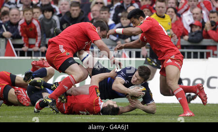 Rugby Union - Magners League - Finale - Münster / Leinster - Thomond Park Stadium. Leinster's Brian O'Driscoll versucht einen Versuch gegen Munster während des Magners League Finales im Thomond Park Stadium, Limerick, Irland. Stockfoto