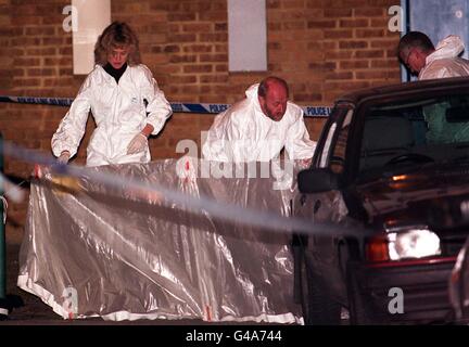 Forensiker entfernen den Körper, abgeschirmt von einer Plastikabdeckung, eines Mannes, der bei Zusammenstößen zwischen rivalisierenden Fußballfans vor dem Gillingham Football Club an diesem Nachmittag (Samstag) getötet wurde. Das Opfer, ein Fulham-Fan Mitte 20, der vermutlich aus dem Zentrum Londons stammte, starb, als nach ihrem zweiten Division-Spiel gegen Fulham vor dem Boden des Kent-Clubs Kämpfe mit 40 bis 50 Rivalen ausbrachen, teilte die Polizei mit. Siehe PA Geschichte SPORT Gewalt. Foto Ben Curtis/PA Stockfoto